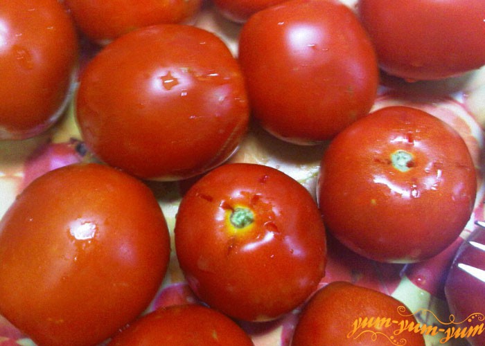 Подготавливаем спелые помидоры