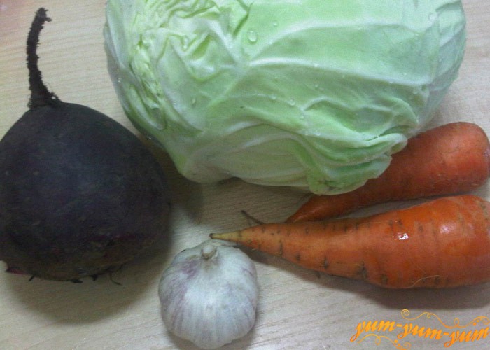 Подготовим капусту, свеклу, чеснок и морковь