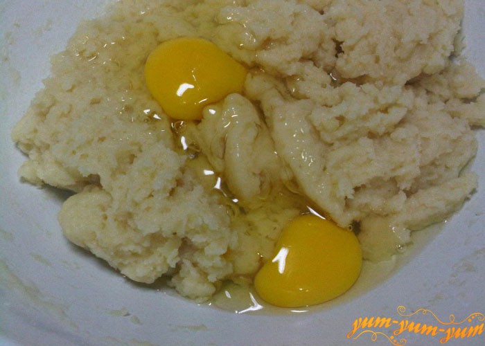 В остывшее тесто добавляем яйца