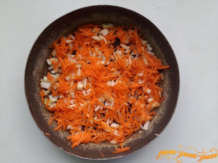 Выкладываем первый слой из моркови и лука