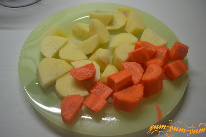 Чистим картофель и морковь