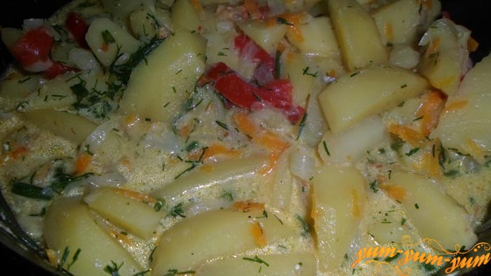 Готовую тушеную картошку с овощами в сметане подаем к столу