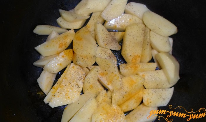 Картофель солим и добавляем специи