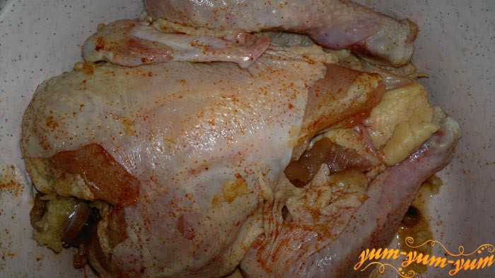 Натираем курицу солью и, перцем и остальными специями