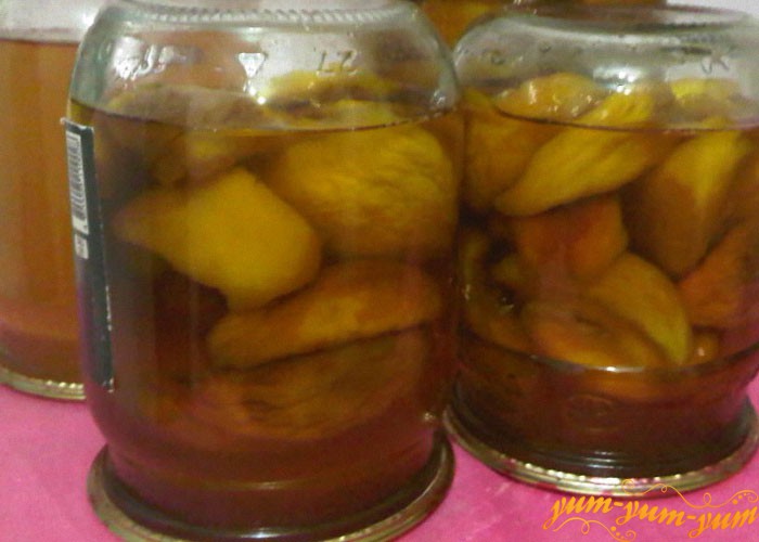 Персики в соке закатываем и переворачиваем