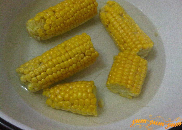 Режем кукурузу кусочками и заливаем холодной водой