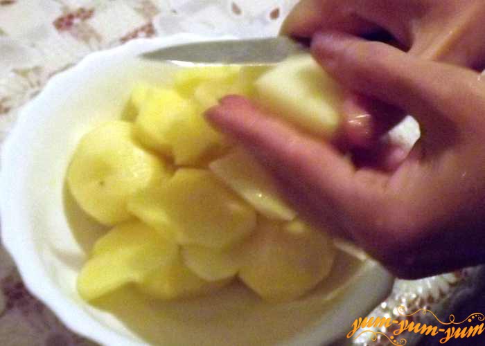 Чищенный картофель также режем кольцами
