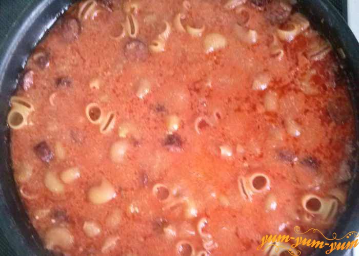 Макароны с томатами и с копчеными колбасками подаем к столу