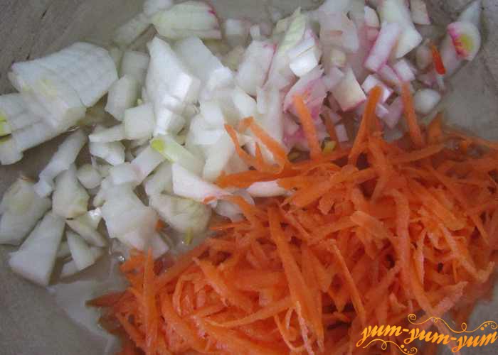 Морковь для салата трем на терке и режем лук