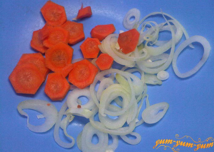 Морковь и лук режем колечками