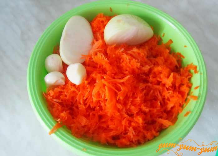 Морковь натираем на терке и режем лук и чеснок