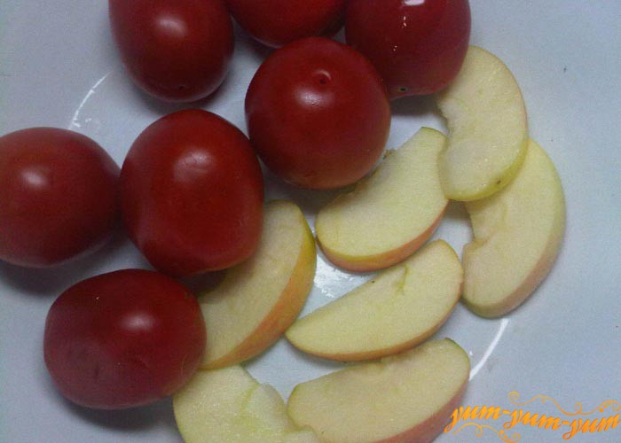 Нарезать яблоки дольками