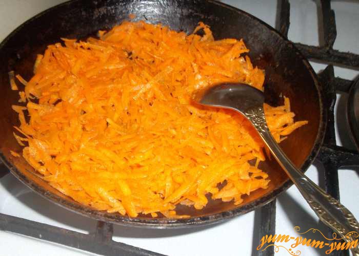 Натираем свежую морковь на терке