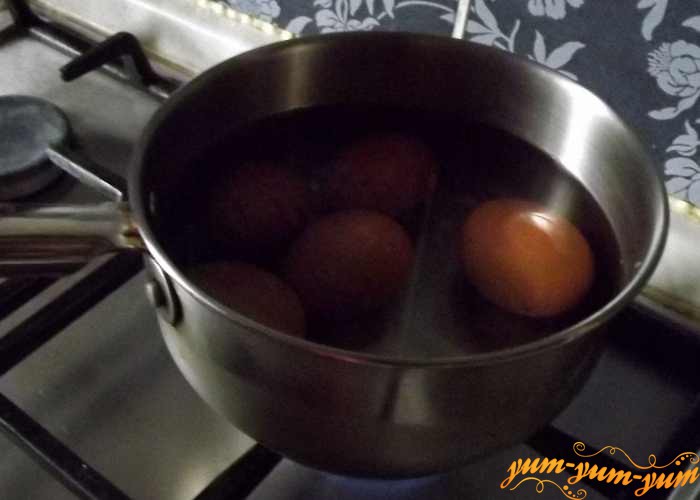 Отвариваем яйца для салата
