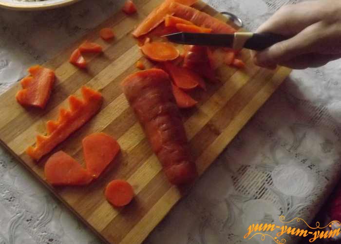 Режем отварную морковь