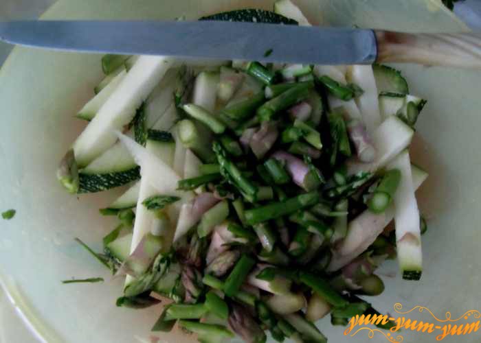 Спаржу с кабачками для овощной подливы режем мелко