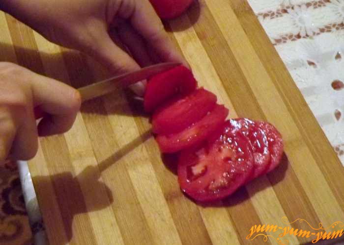 Спелые крепкие помидоры также режем кольцами