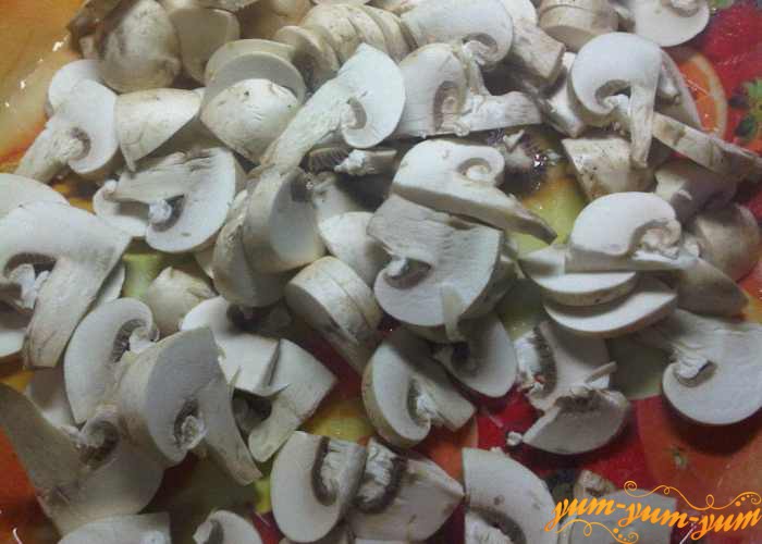 Свежие грибы режем тонкими дольками