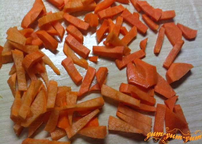 Свежую морковь режем мелкой соломкой
