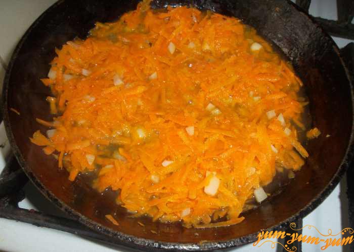 Тушим морковь с чесноком для супа из трески