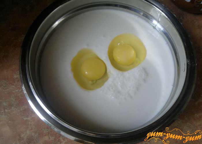 В кефир или кислое молоко добавляем яйцо