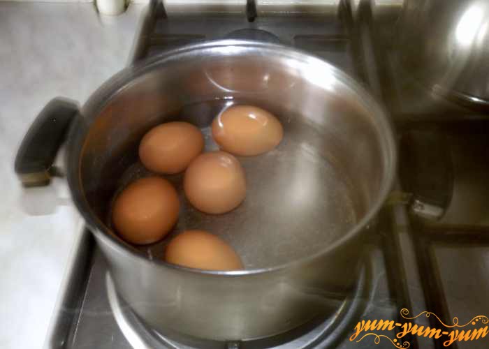 Варим куриные яйца для салата вкрутую