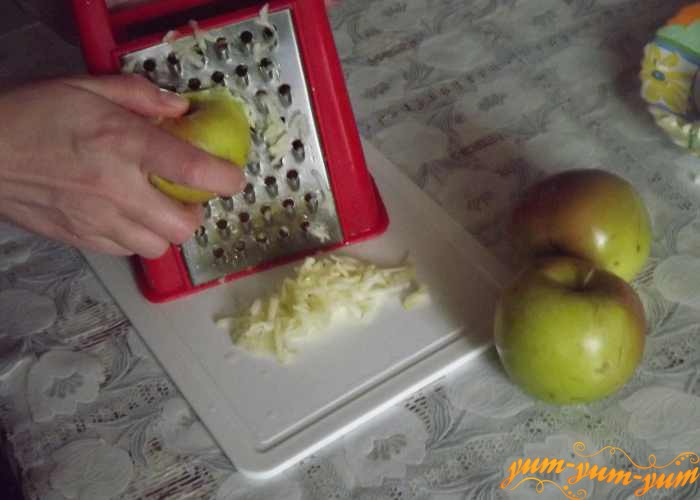Яблоки для салата с сайрой и сыром натираем на крупной терке