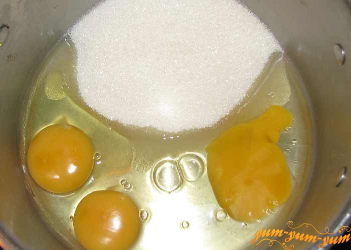 Яйца с сахаром для чизкейка взбиваем