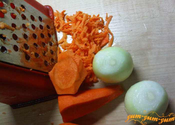 Лук и морковь также натираем на терке