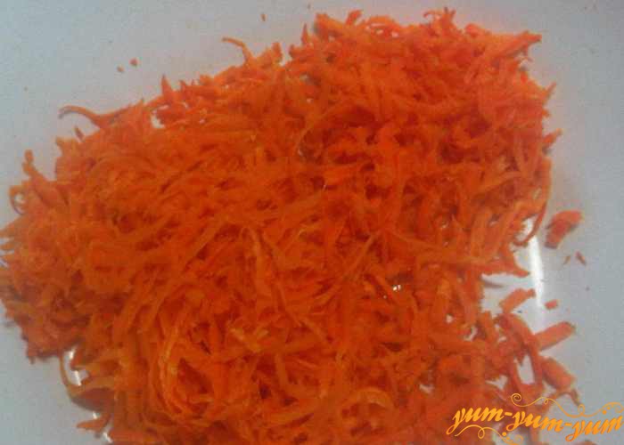 Морковь чистим и трем на терке