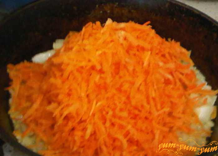 Морковь обжариваем вместе с луком или отдельно