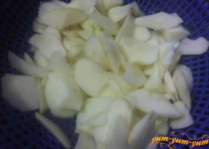 Нарезаем яблоки не очень крупными кусочками
