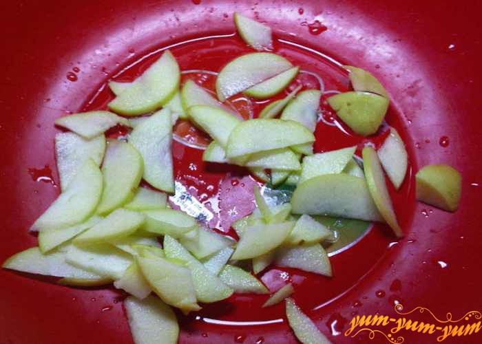 Нарезаем яблоки очень тонкими брусочками