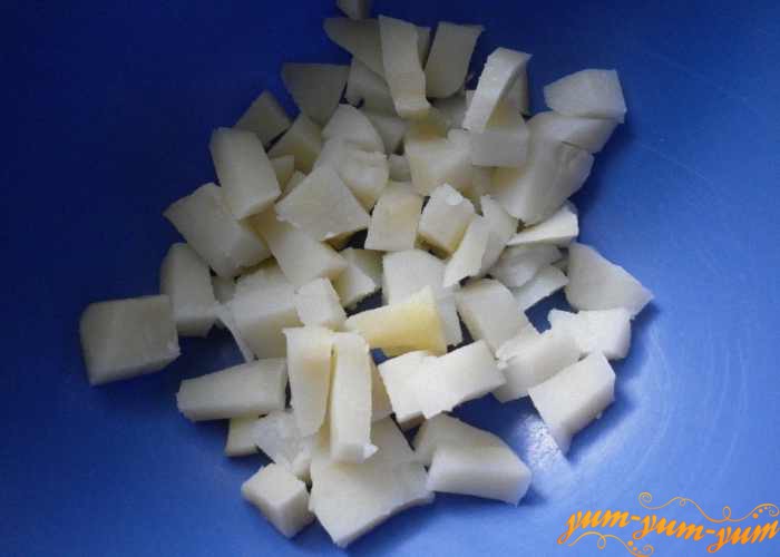 Отварной картофель режем кубиками
