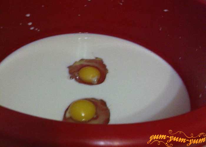 В теплом молоке размешиваем яйцо