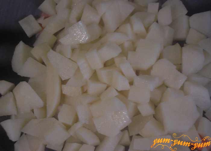 Чищенный картофель режем кубиками