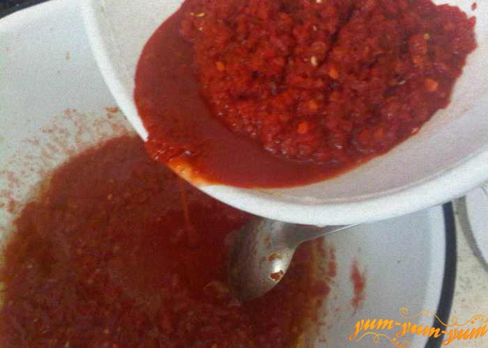 Добавляем молотый перец к томатной массе