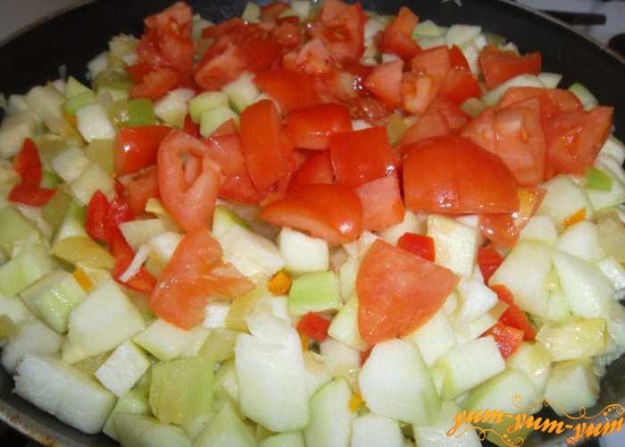 Измельченные помидоры выкладываем сверху овощей