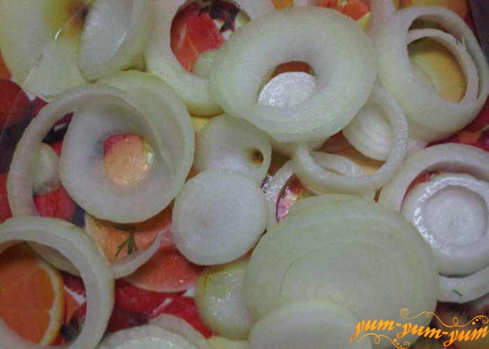 Лук для салата из огурцов и помидоров режем кольцами