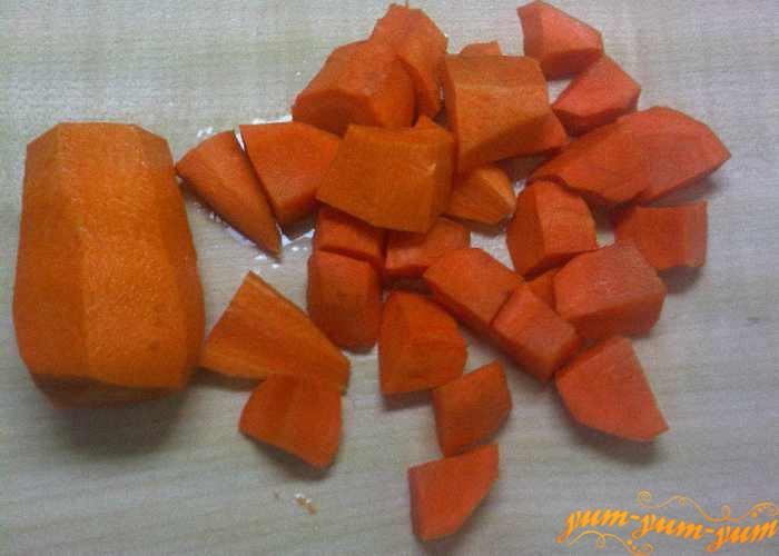 Морковь для аджики нарезаем кубиками