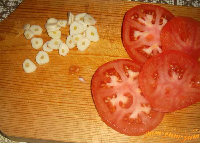 Нарезаем мелко свежий помидор и чеснок