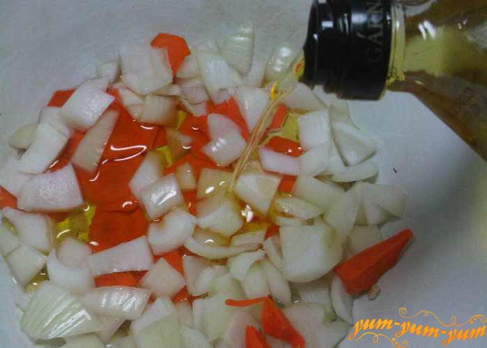 Обжариваем лук и морковь для огуречного салата