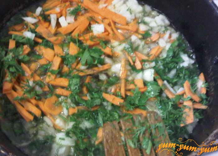 Обжариваем овощи для салата в масле