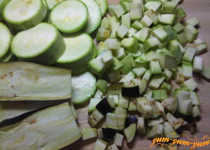 Острым ножом режем овощи мелкими кубиками