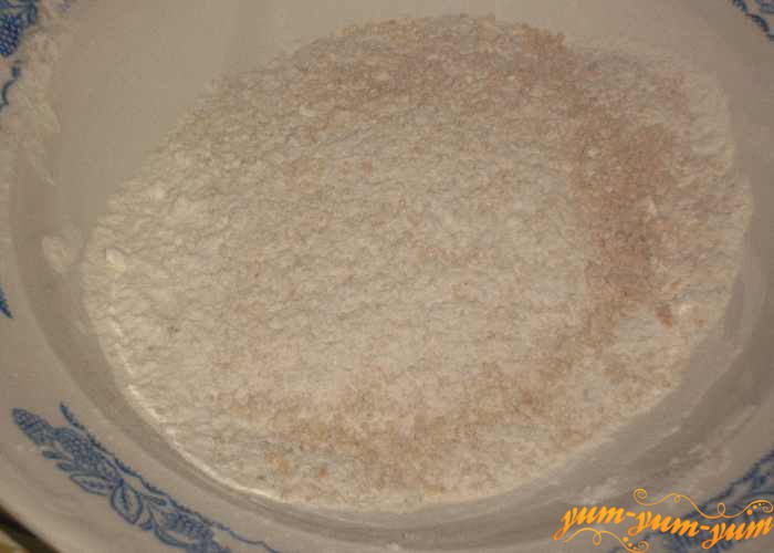 Отдельно смешиваем соль, специи и панировочные сухари