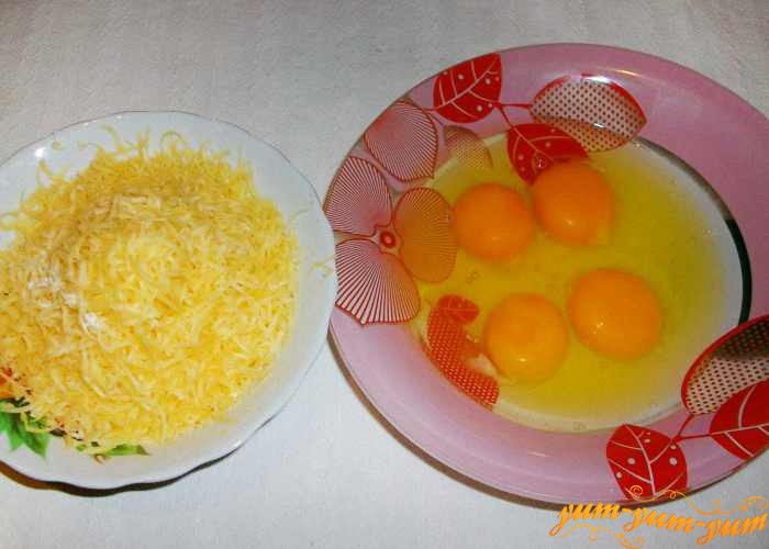 Подготавливаем сыр и яйца