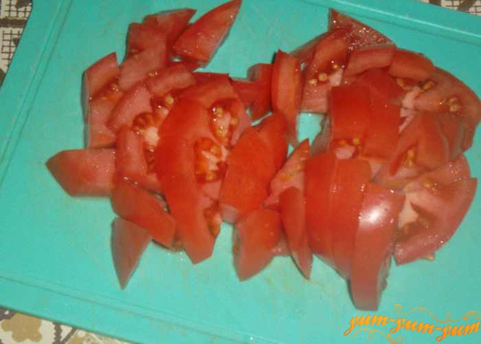 Режем помидоры средними кусочками