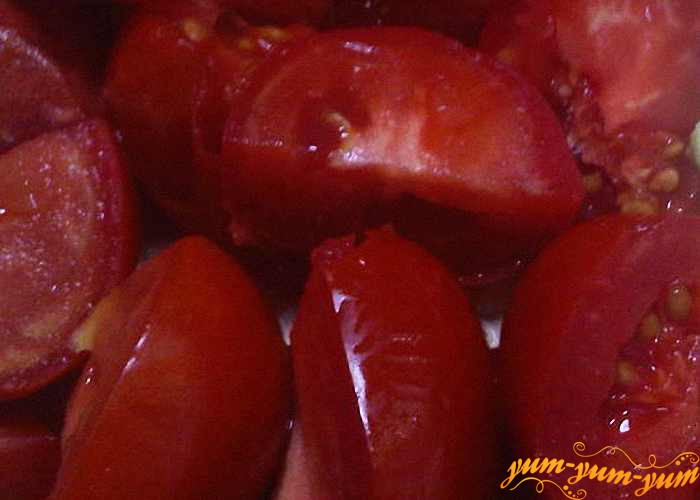 Режем спелые помидоры небольшими кусочками