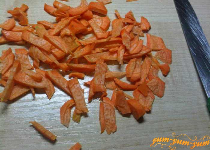 Сладкую морковь натираем на терке или режем мелко