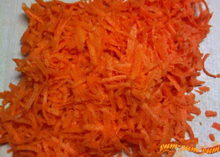 Свежую морковь для заготовки натираем на терке